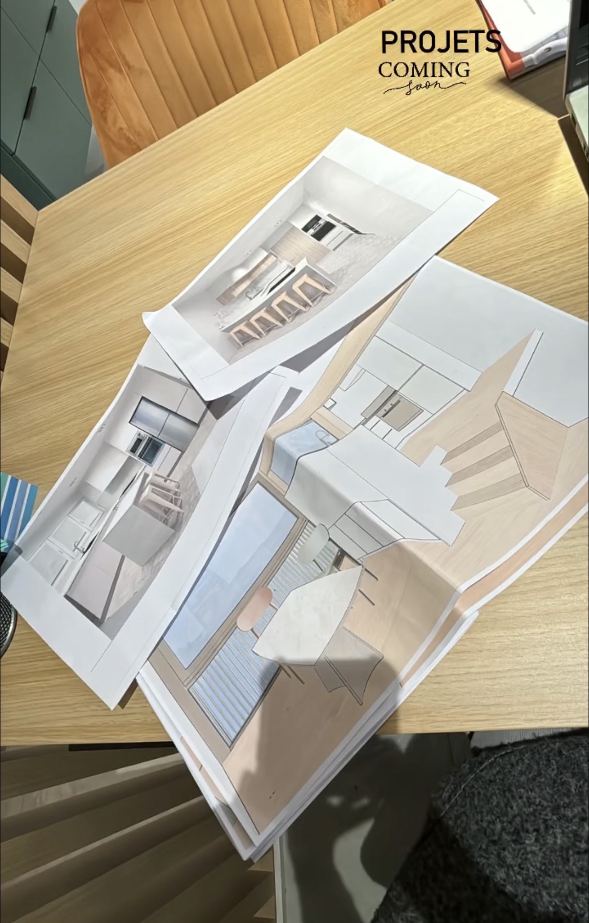 Plans et perspectives 3D de futurs projets d'aménagement Remodeler Interiors sur une table du showroom