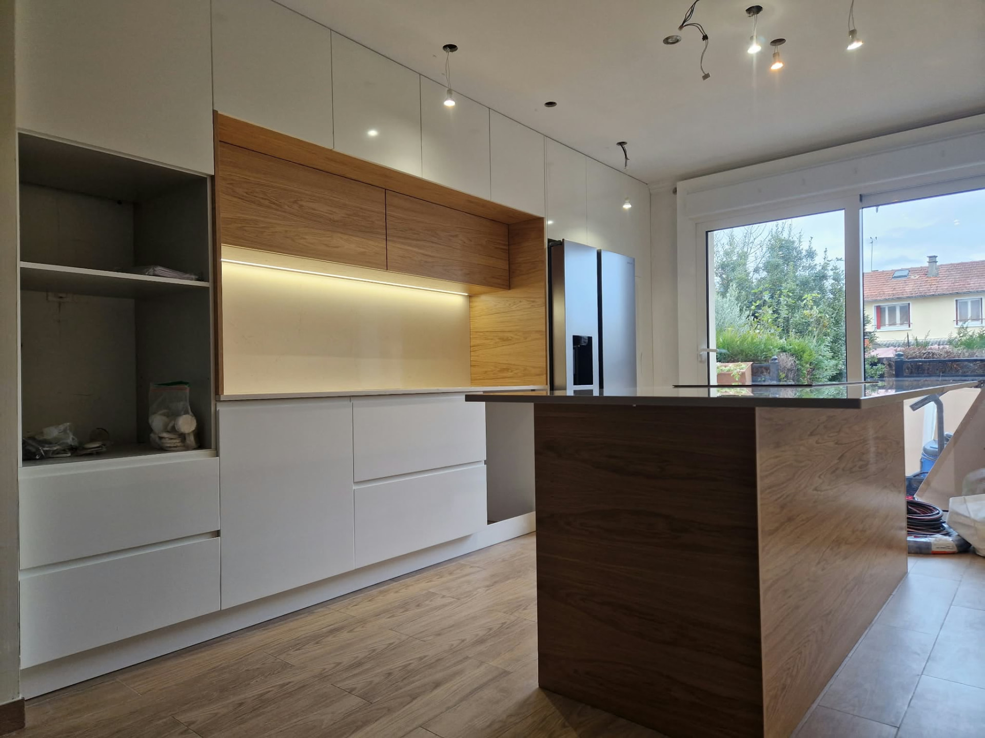 Cuisine blanche et bois avec îlot central en cours de finition